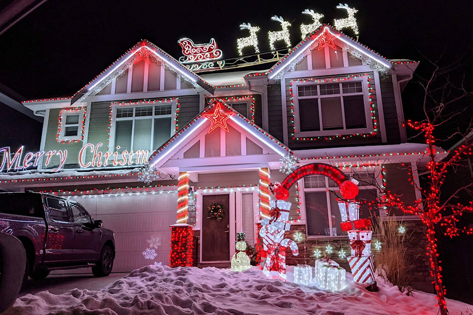 The neighbourhood in Sendero Canyon goes all out for Christmas. (Pamela Marcelino/Facebook)