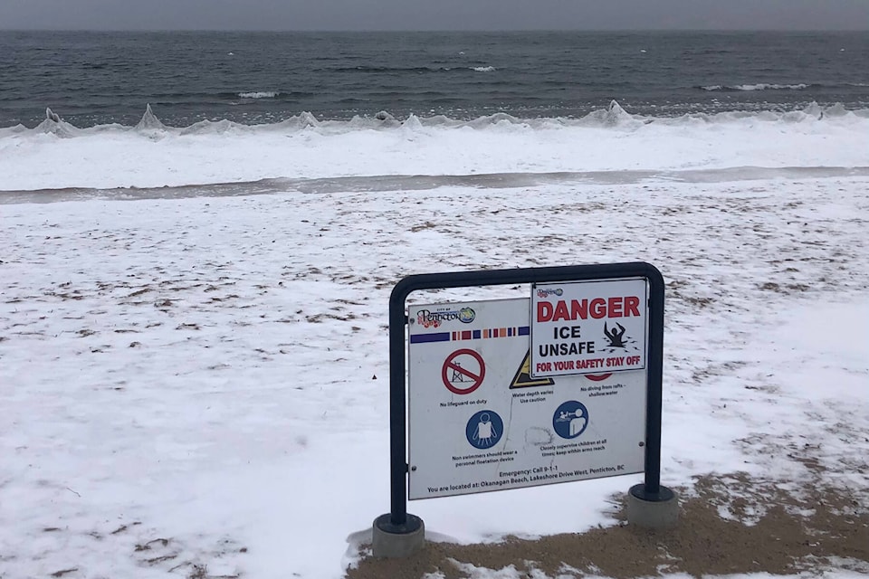 A danger keep off ice sign at Okanagan Lake in Penticton as the Okanagan is experiencing a deep freeze with temperatures at -20 C on Dec. 27, 2021. (Monique Tamminga Western News)