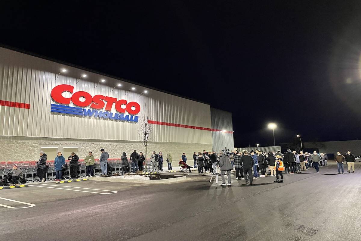 Hundreds line up for Costco's grand opening in Kelowna - Penticton
