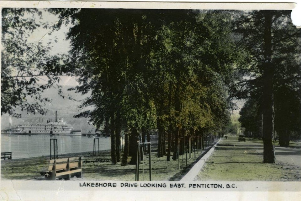 A postcard from 1944 showing Lakeshore Drive and the S.S. Sicamous in the background. (Penticton Museum and Archives)