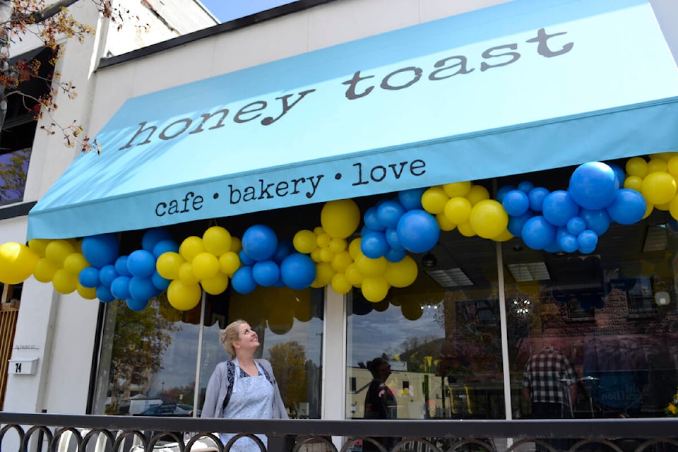 Kirsten (Fergy) Ferguson admiring the balloon display in Ukrainian colours on opening day of her new location Honey Toast on Front Street Sunday, May 1. (Monique Tamminga Western News)