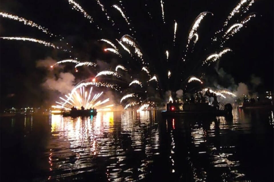 31977287_web1_220713-PWN-FireworksBoaters_2