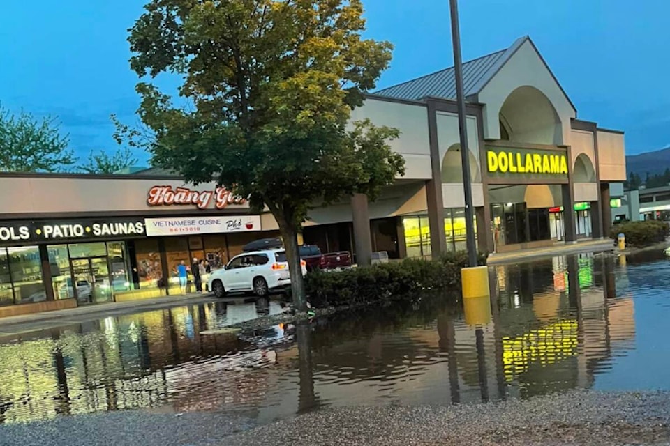 32790571_web1_220602-KCN-Old-Costco-flood-K_2