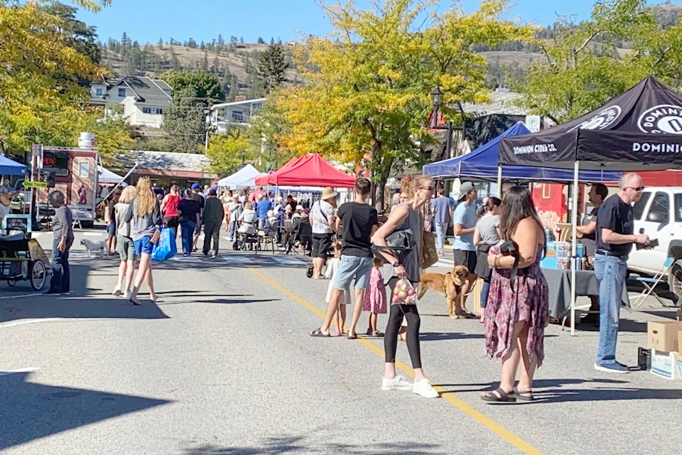 32886116_web1_220929-SUM-Sunday-market-SUMMERLAND_1