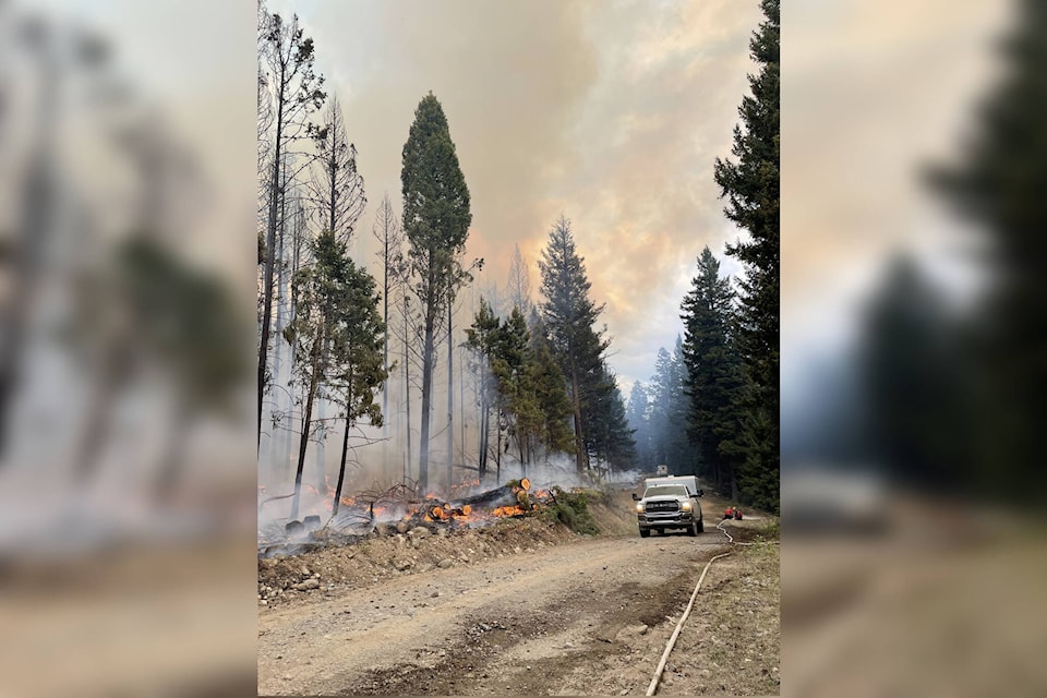 33450731_web1_230803-KCN-kamloops-fire_1