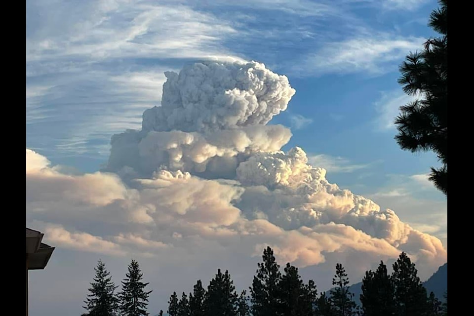 The Crater Creek fire ballooned and merged with the Gillianders Creek fire on Tuesday, sending up a plume of smoke so big it could be seen into Kelowna. (Kate Hansen photo)