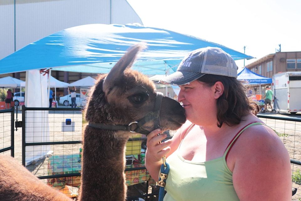 33930331_web1_230921-VMS-Llama-kissing-booth-1_1