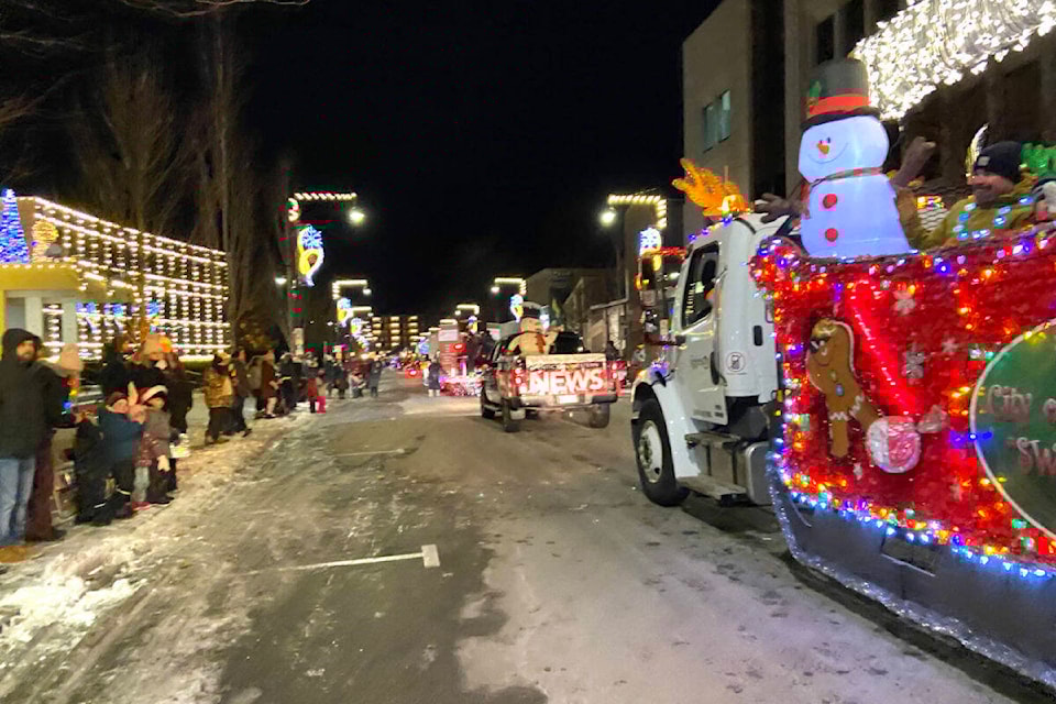 33932120_web1_230921-PWN-SantaParadefloats_1