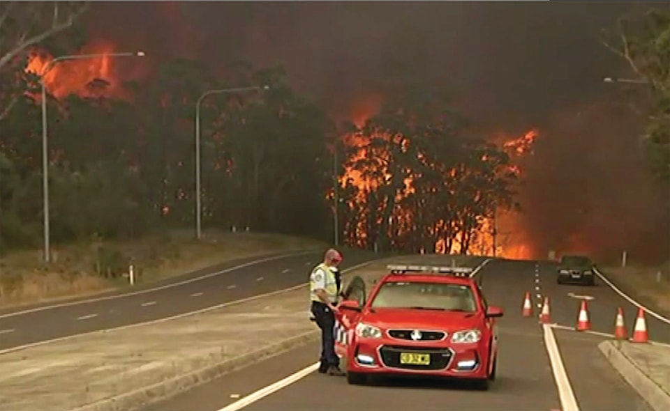 20078200_web1_200102-RDA-World-Australia-Wildfire-PIC