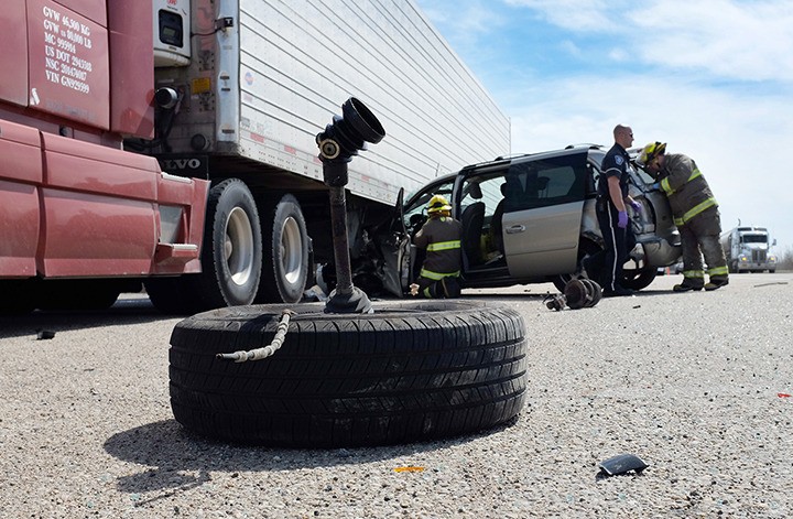 Minor injuries believed in truck and minivan collision near Ponoka