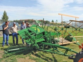 8221ponokaCF-tractor3-4