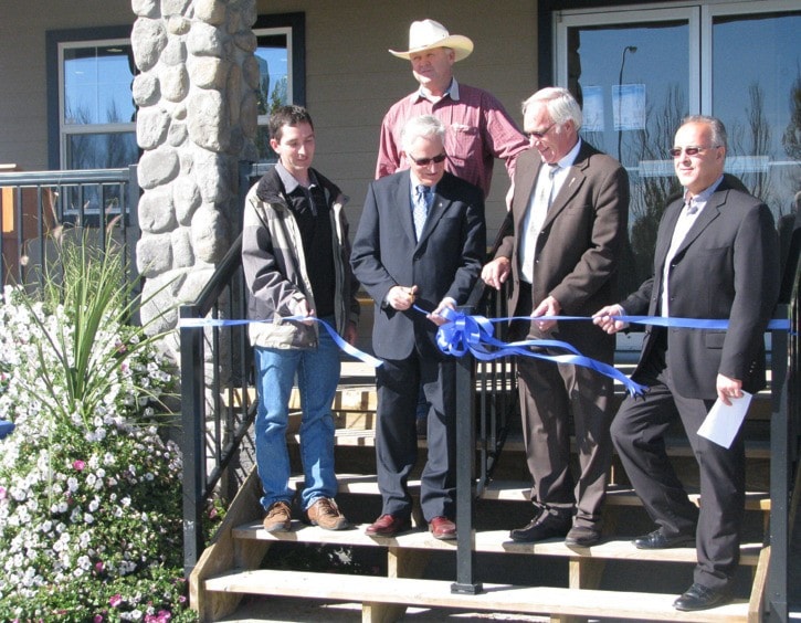 64088ponokaPonokavisitorcentreribboncuttingforweb