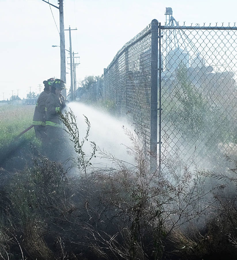 8100344_web1_170816-PON-grass-fire_1