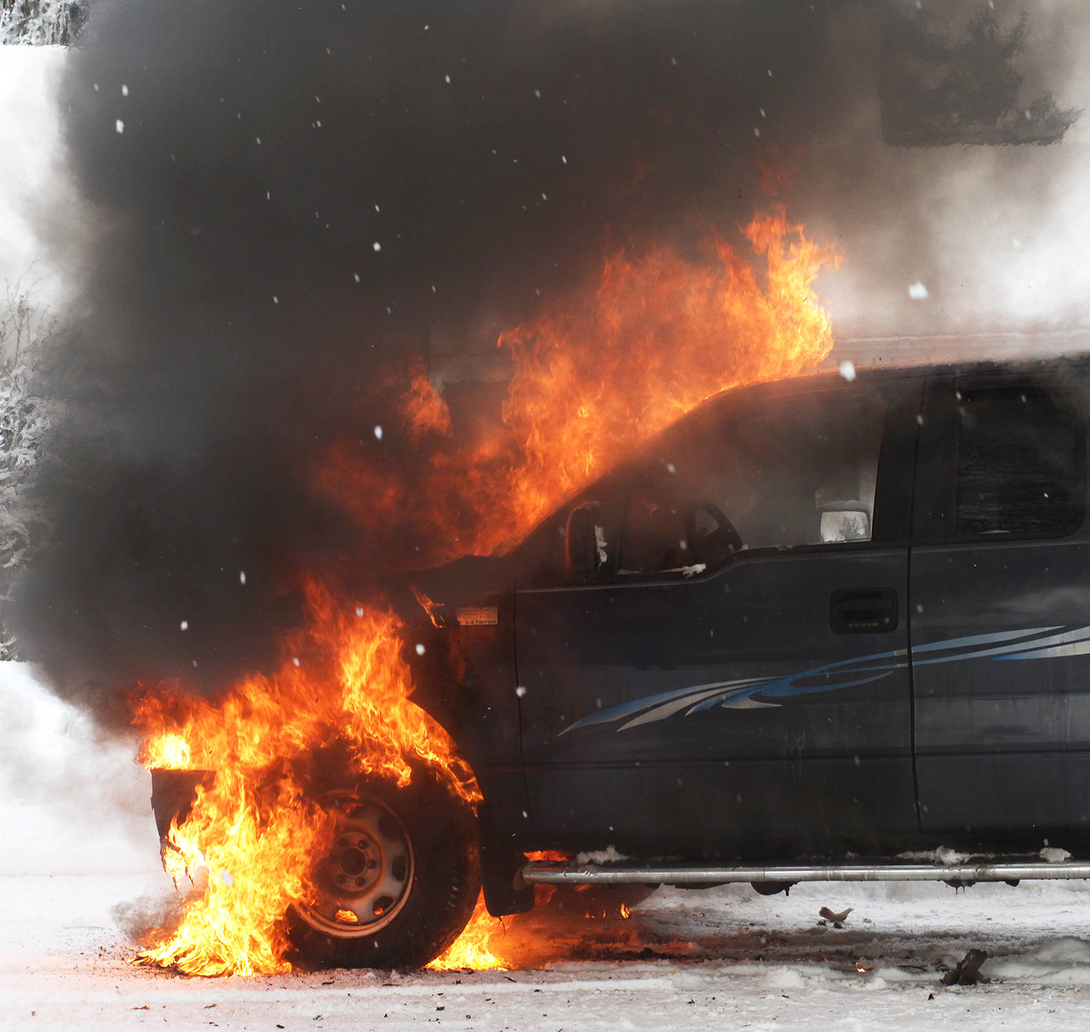 10630478_web1_180221-PON-truck-fire_5