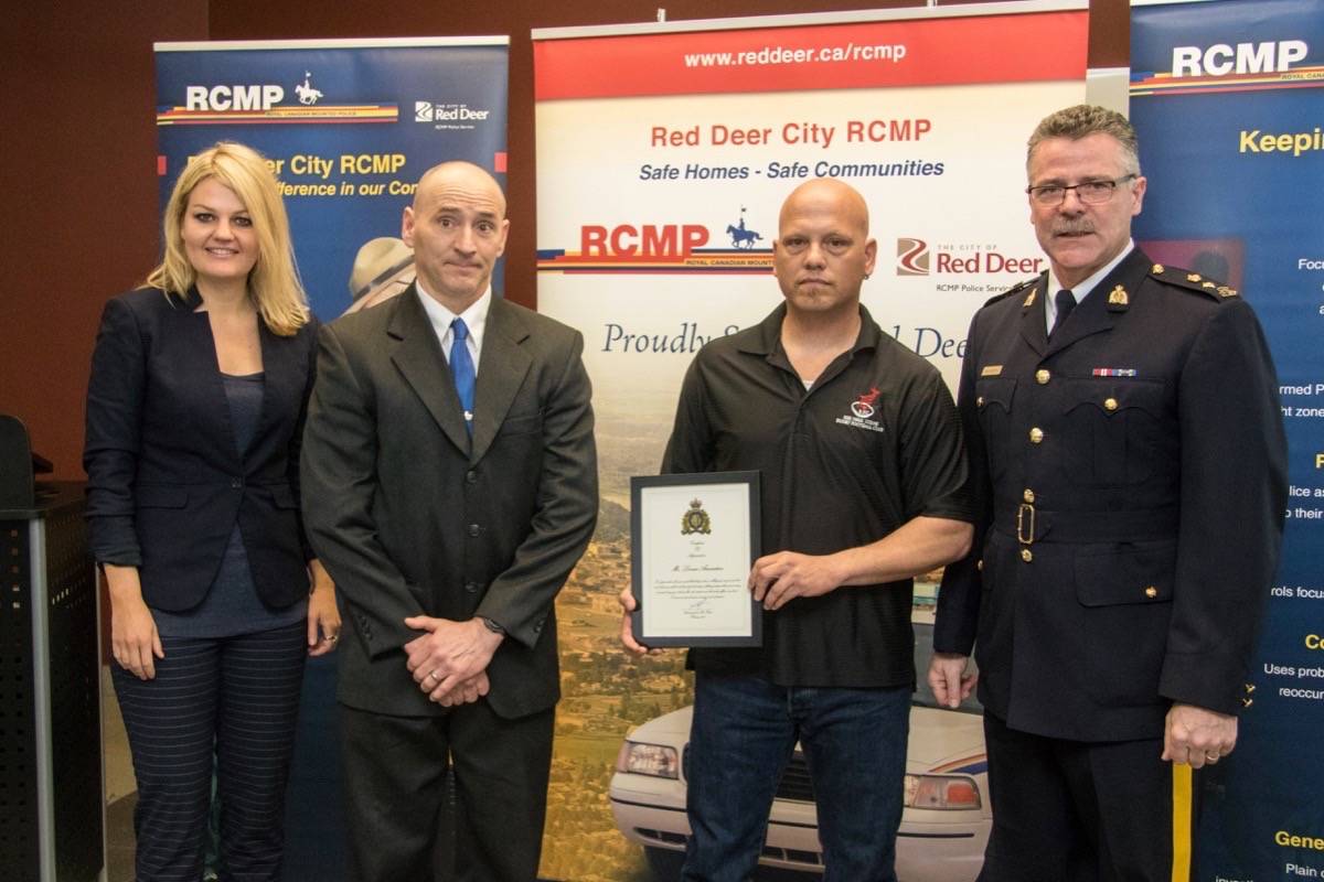 WATCH: Central Albertan receives award for aiding RCMP officer in arrest