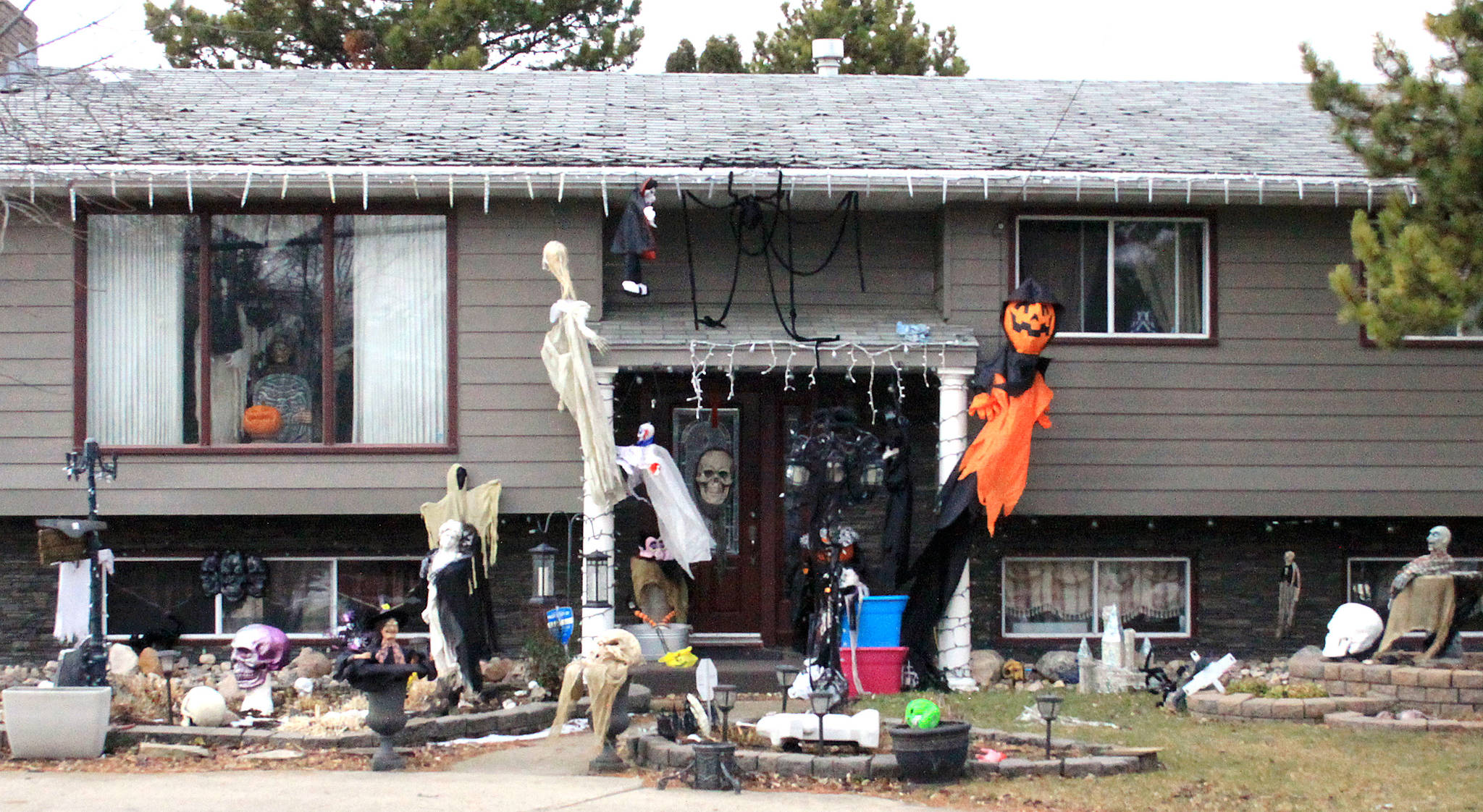 19192960_web1_HalloweenHomes9