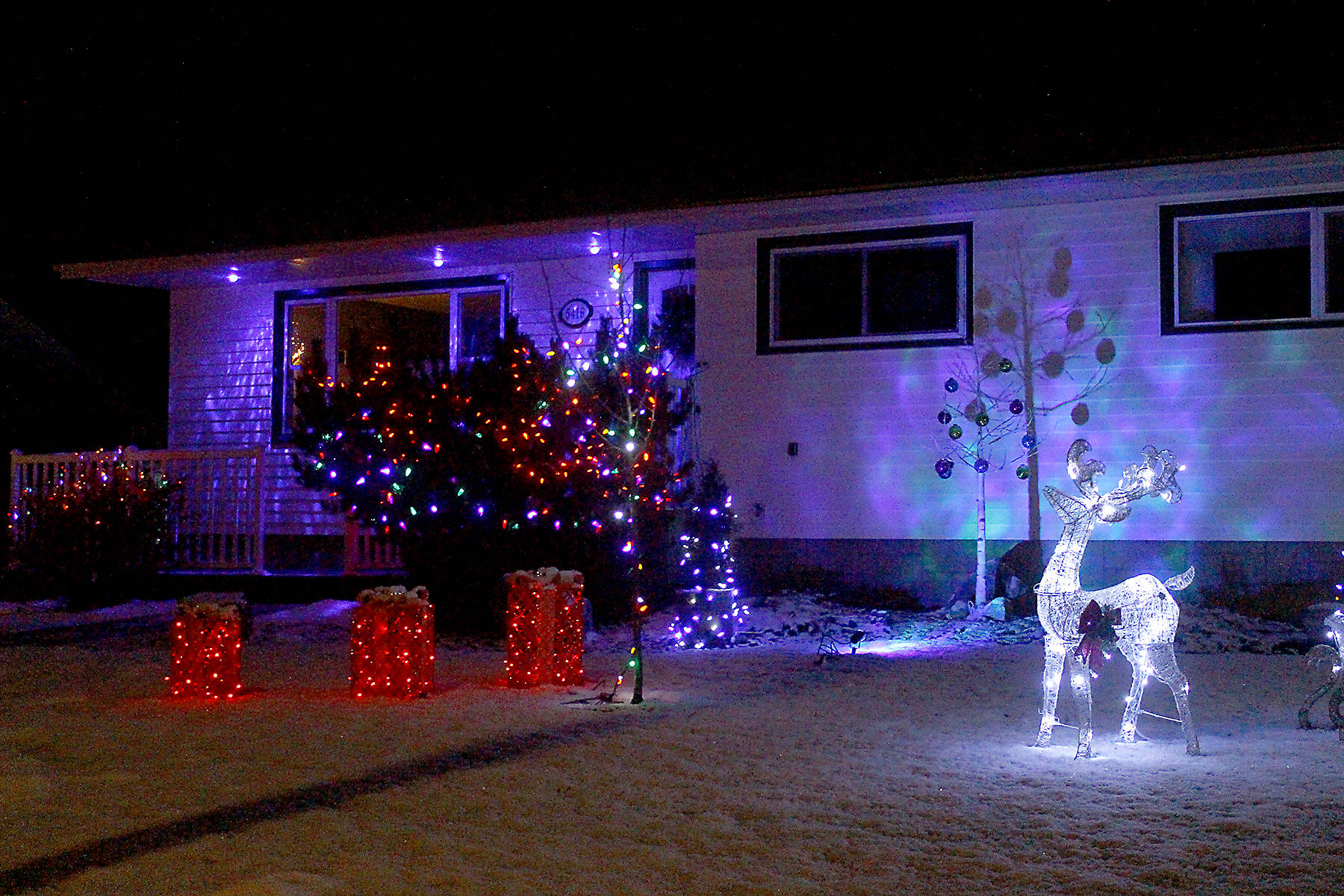 19576730_web1_ponoka-christmas-lights_19