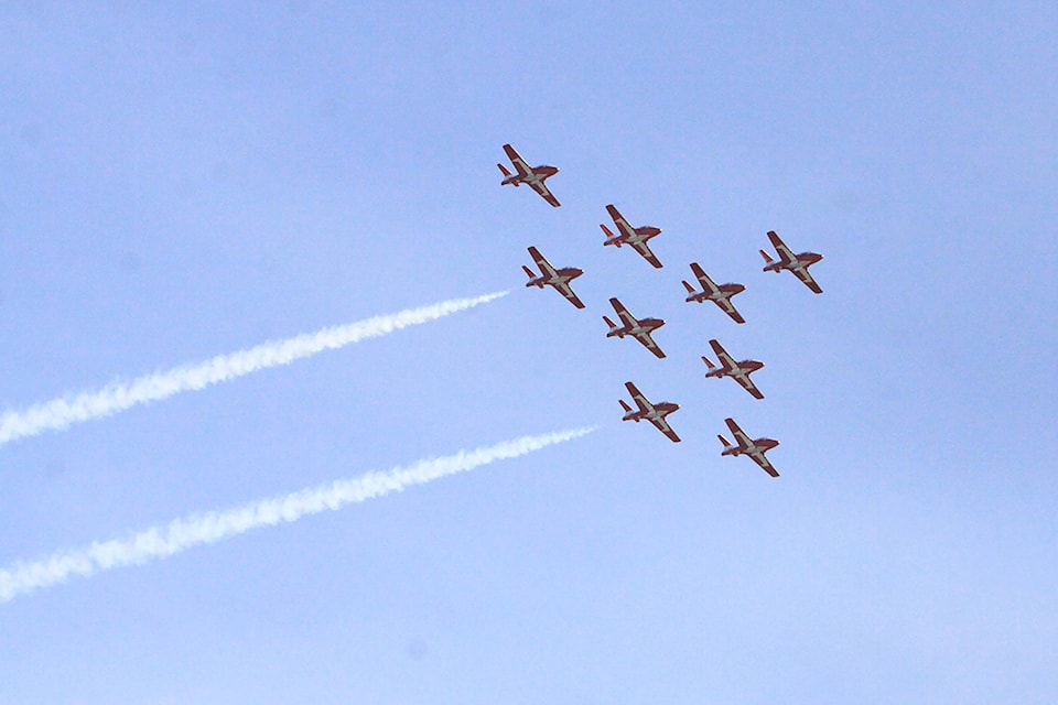 21571062_web1_200520-PON-Snowbirds-Flyby_2