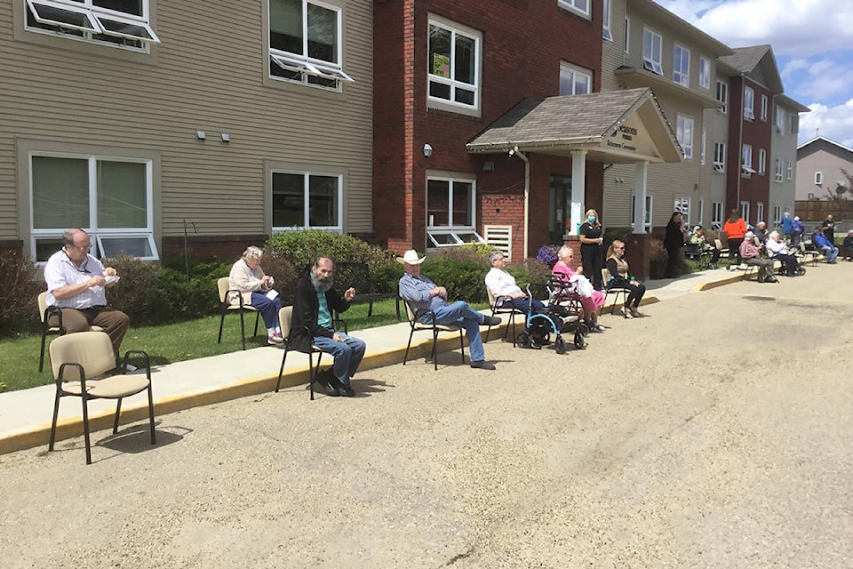 Residents listen to the music while safely distancing at Seasons Ponoka. Photo by Judy Dick