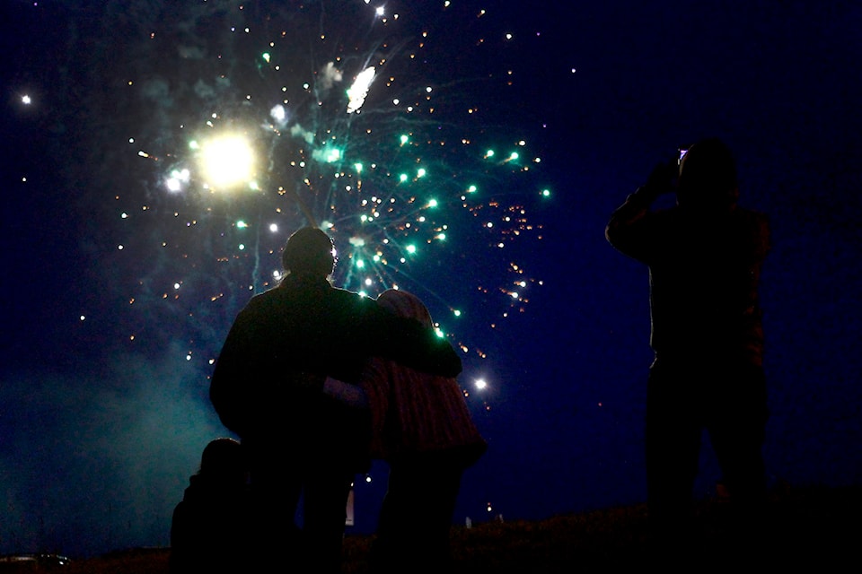 25605709_web1_210630-PON-CanadaDay-fireworks_1
