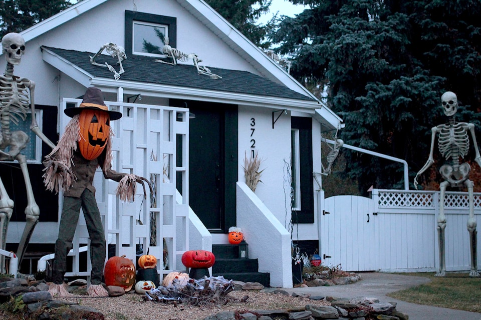 Ghouling it up: Wonderfully spooky houses seen around Ponoka the weekend before Halloween. (Photos by Emily Jaycox/Ponoka News)