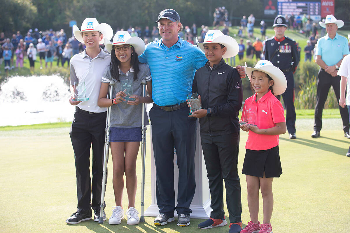 Shaw Charity Classic champion Scott McCarron takes a photo with junior golfers in 2018. Todd Korol/Shaw Charity Classic photo.