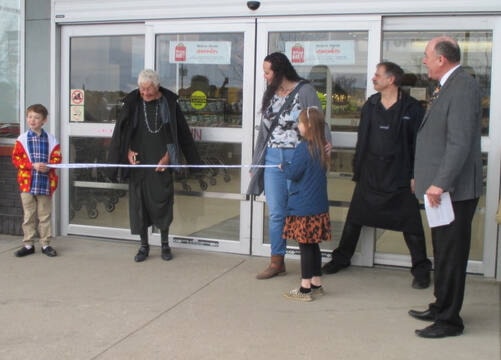 28655838_web1_220406-PON-Hammys-ribbon-cutting_1