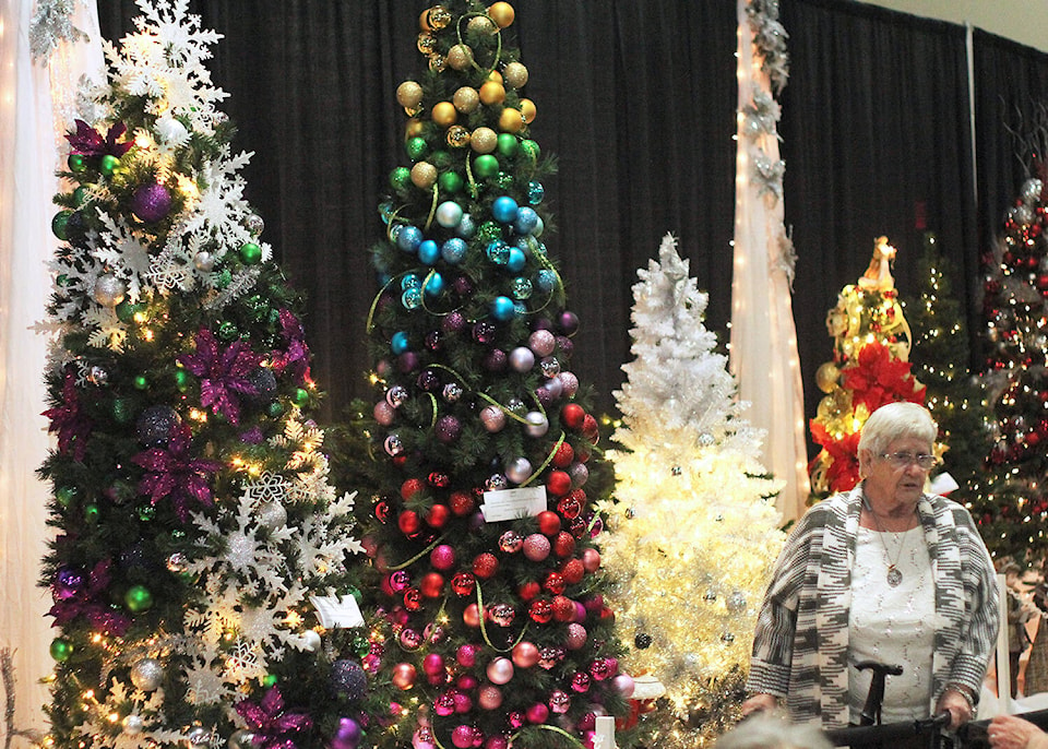 31035154_web1_1711220PON-ponoka-festival-trees_9