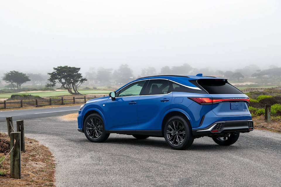 32349770_web1_230405-TodaysDrive-2023LexusRX_1