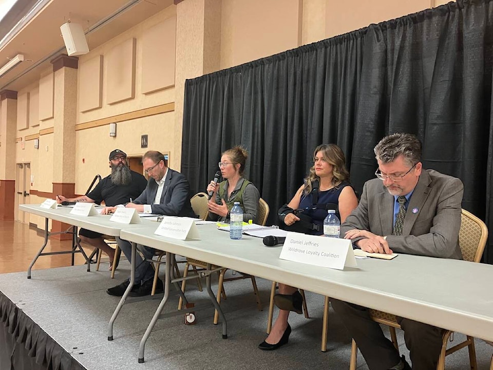 32661215_web1_LacombePonokaForum_2