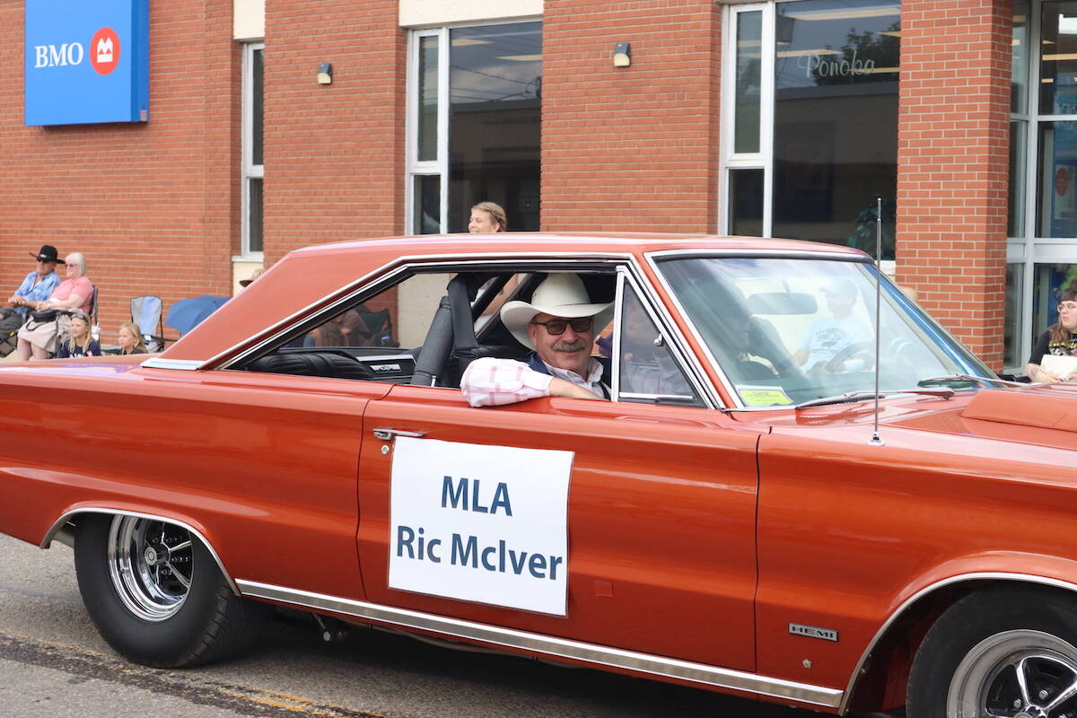 33194028_web1_PonokaStampedeParade_10