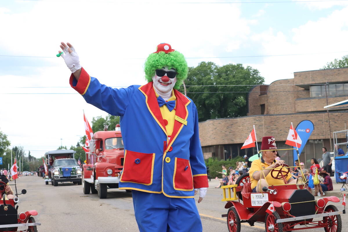 33194028_web1_PonokaStampedeParade_11