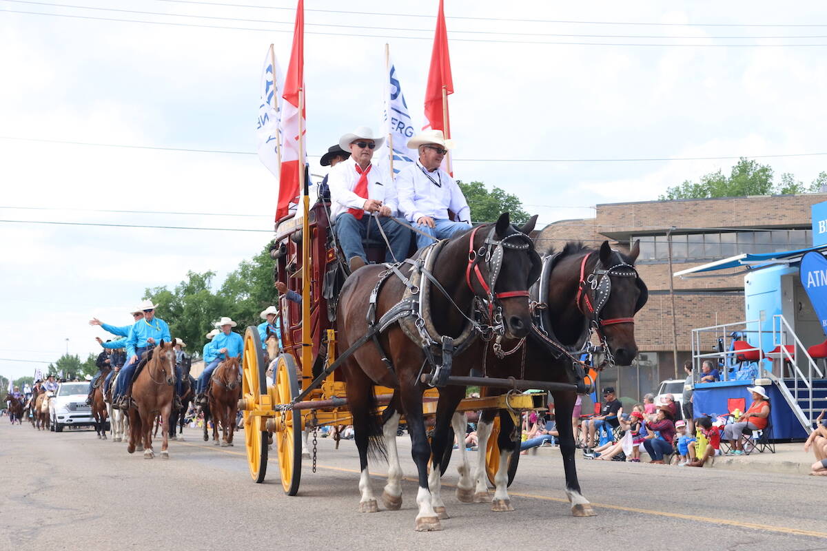 33194028_web1_PonokaStampedeParade_13