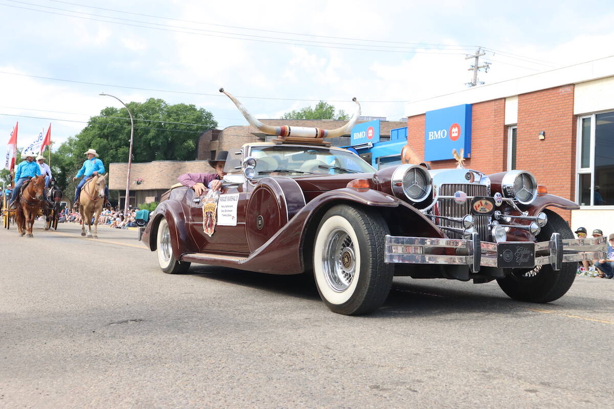 33194028_web1_PonokaStampedeParade_14