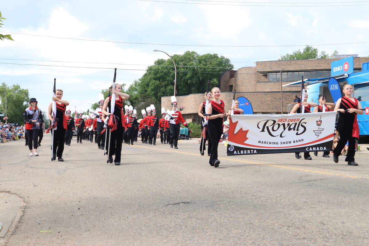33194028_web1_PonokaStampedeParade_15