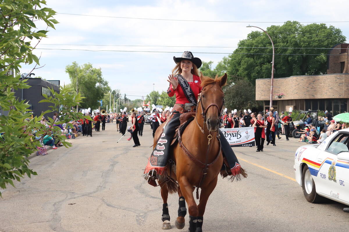 33194028_web1_PonokaStampedeParade_16