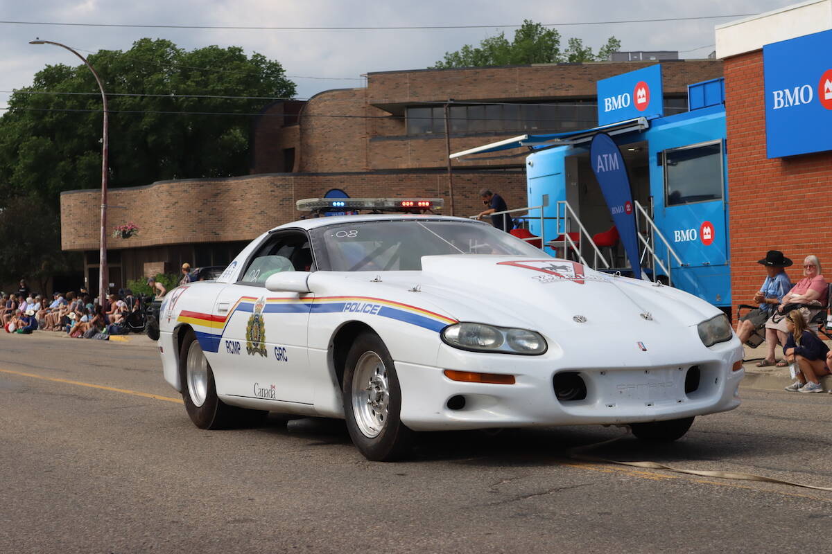33194028_web1_PonokaStampedeParade_17