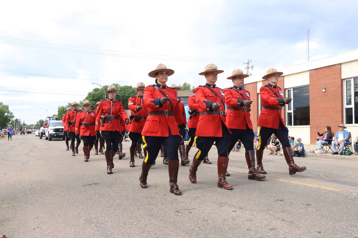 33194028_web1_PonokaStampedeParade_18