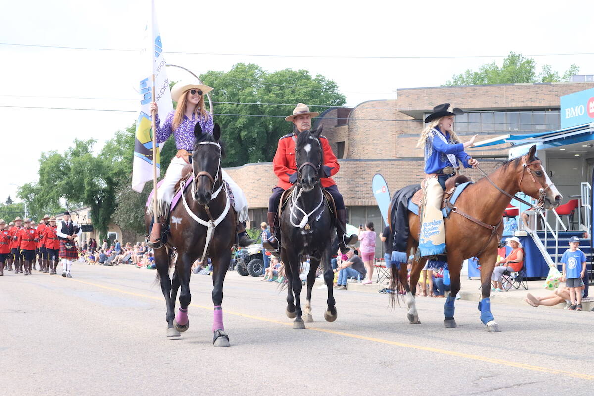 33194028_web1_PonokaStampedeParade_19