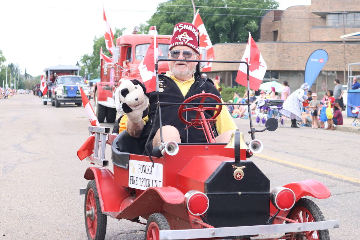 33194028_web1_PonokaStampedeParade_3