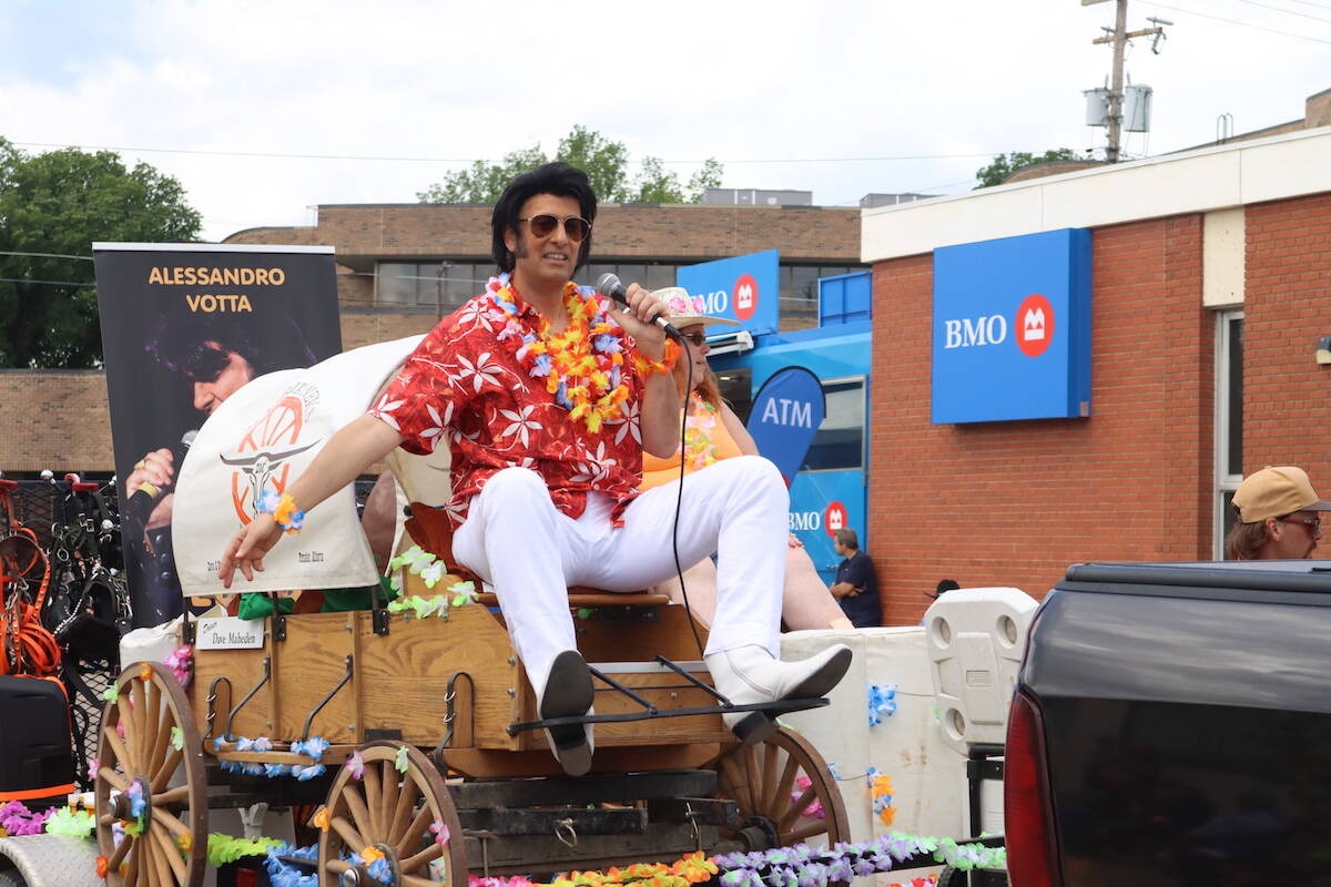 33194028_web1_PonokaStampedeParade_4