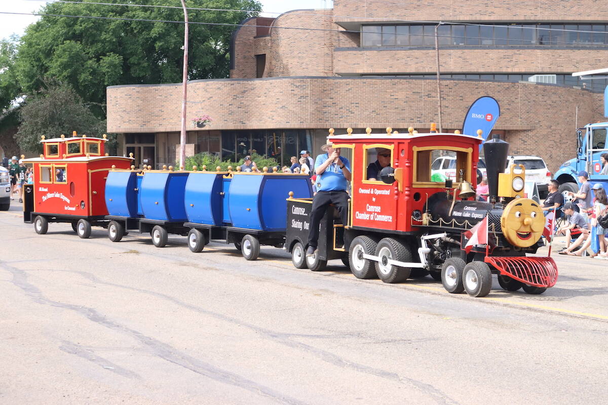 33194028_web1_PonokaStampedeParade_5