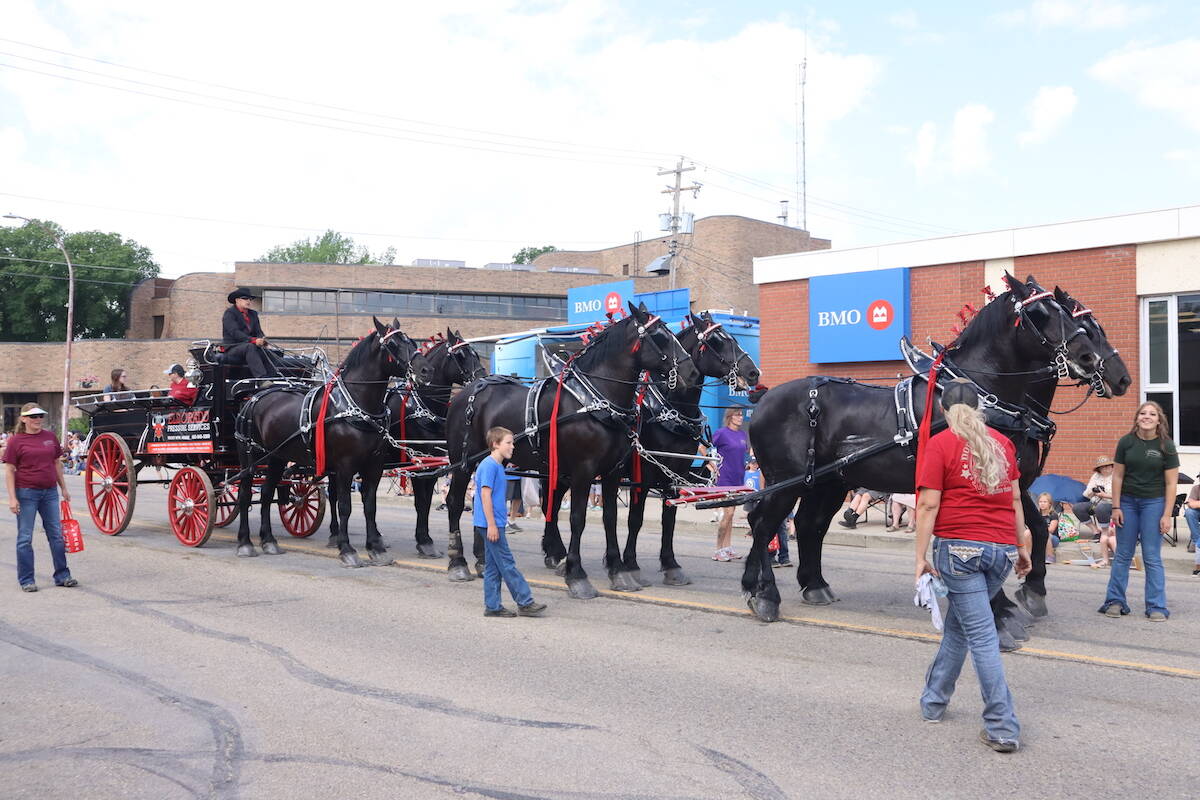 33194028_web1_PonokaStampedeParade_7