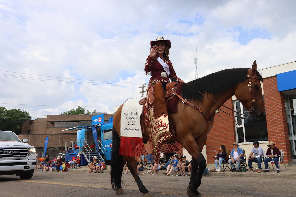 33194028_web1_PonokaStampedeParade_8