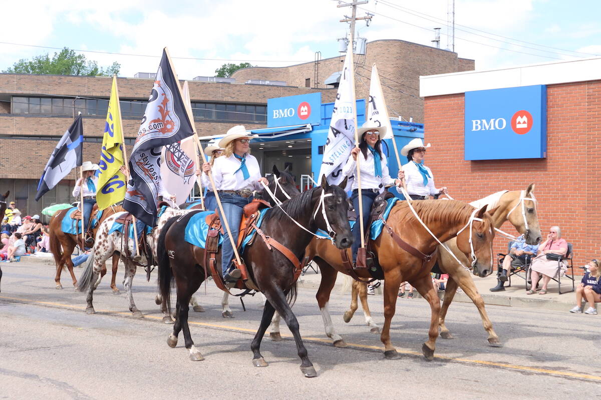 33194028_web1_PonokaStampedeParade_9