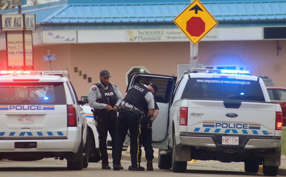 34017419_web1_230927-PON-Police-presence-arrest_2