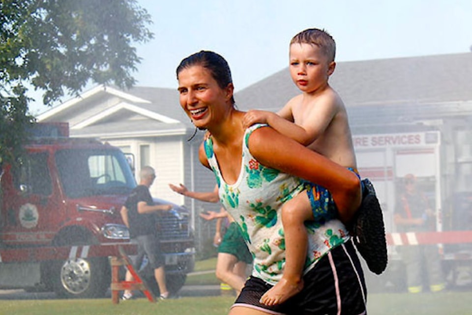 22270170_web1_200805-pon-firefightersplashpark_2