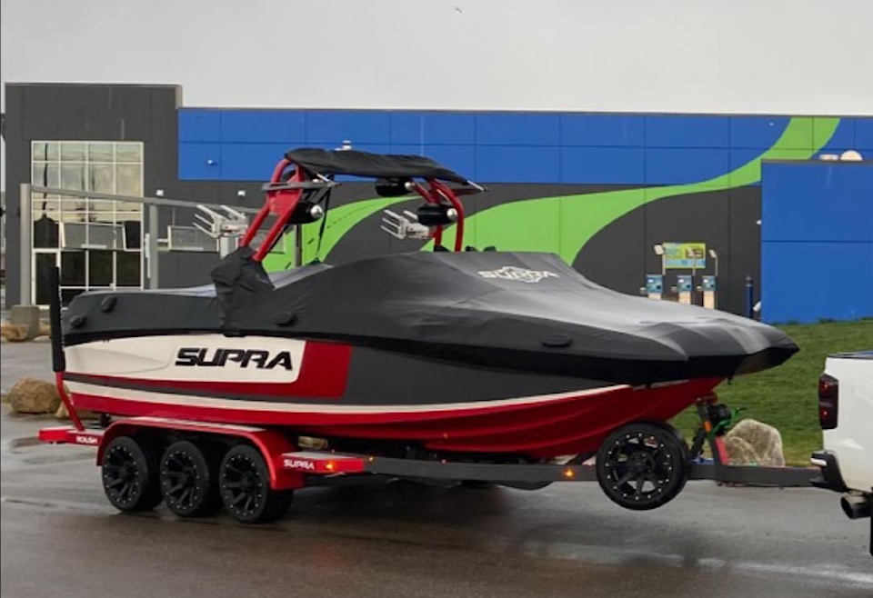 photo-of-stolen-boat-and-trailer
