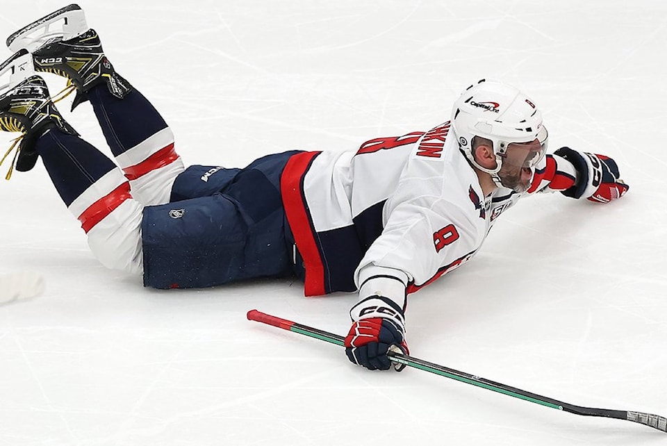 895: Alex Ovechkin breaks Wayne Gretzky