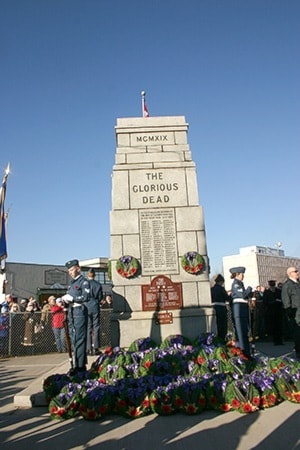 24846quesnelCenotaphwithwreaths